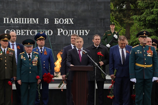 Сотрудники и члены студенческих объединений МГТУ почтили память погибших защитников Отечества на центральном мемориале