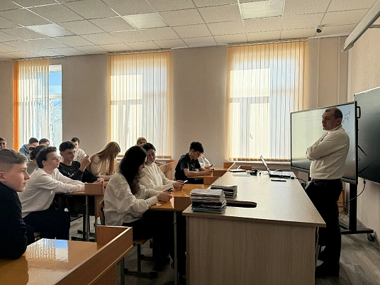 Цифрэ лъэужыр ыкIи неущрэр щынэгъончъэныр: кIэлэеджакIохэм апае технологиякIэхэм афэгъэхьыгъэ лекциер