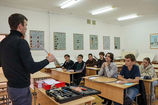 Студенты колледжа МГТУ осваивают профессию монтажника