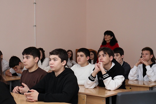В МГТУ провели экскурсию для школьников по лаборатории электроэнергетических систем 