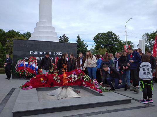 Возложение цветов на центральном мемориале