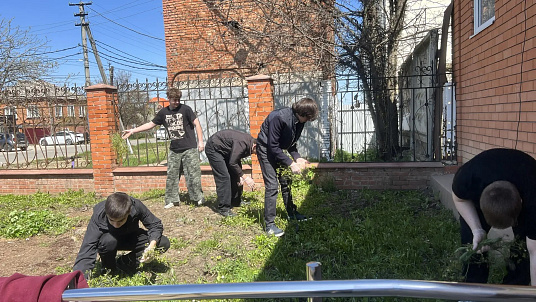 В политехническом колледже МГТУ прошёл  субботник по уборке и благоустройству территории.
