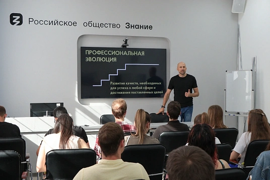 Гъэхъагъэхэр пшIынхэм иIункIыбз: Адыгеим иныбжьыкIэхэм аIукIагъ бизнес-тренерэу,  зэнэкъокъоу  «Урысыем ипэрытхэр» зыфиIорэм текIоныгъэр къыщыдэзыхыгъэ  Олег Лебедевыр
