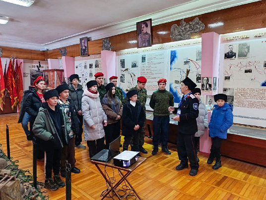 Школьники из Мостовского посетили памятные места воинской части Майкопа