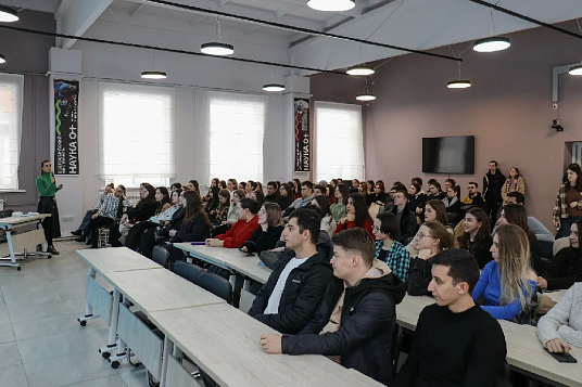 Как противостоять манипуляциям и вербовке в сети: в МГТУ прошла встреча в формате «Открытого диалога»